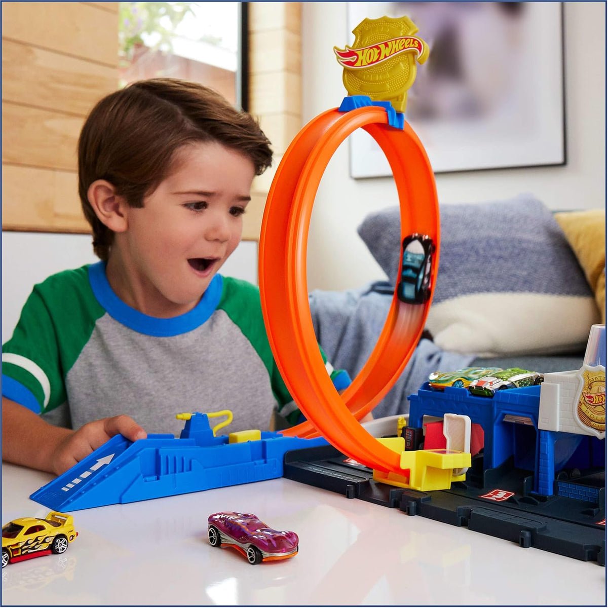 Hot Wheels City Toy Car Track Set, Super Police Station Playset with 1:64 Scale Die-Cast Vehicle